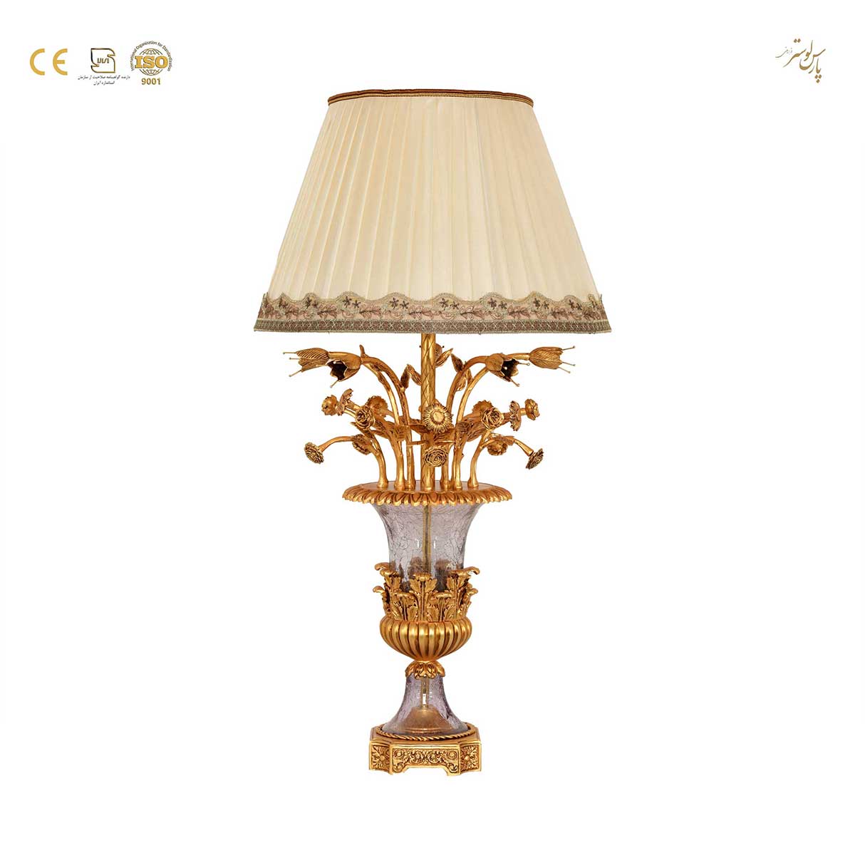 آباژور رومیزی کلاسیک پایه کریستالی و گلدار طلایی آباژور رومیزی کلاسیک پایه کریستالی و گلدار طلایی