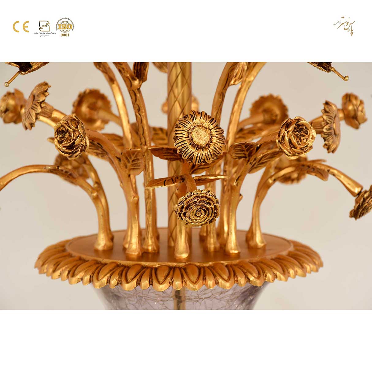 آباژور رومیزی کلاسیک پایه کریستالی و گلدار طلایی آباژور رومیزی کلاسیک پایه کریستالی و گلدار طلایی