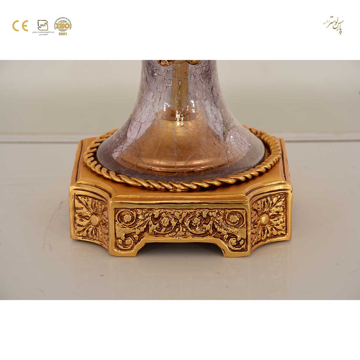 آباژور رومیزی کلاسیک پایه کریستالی و گلدار طلایی آباژور رومیزی کلاسیک پایه کریستالی و گلدار طلایی
